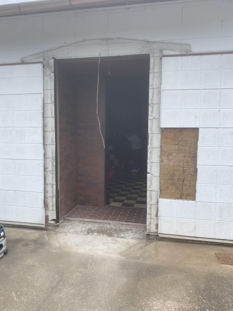 玄関ドア解体後写真