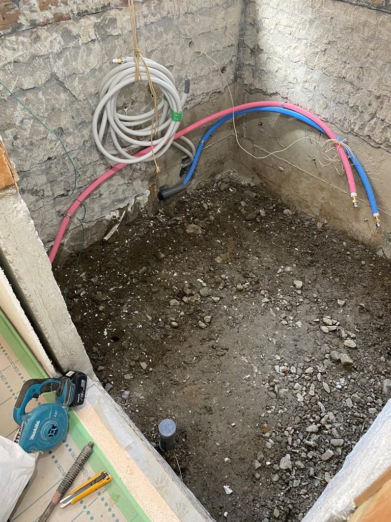 浴室湯水配管移設の様子